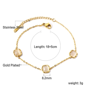 Détail macro du bracelet en acier inoxydable doré avec des pierres d'opale et dimensions