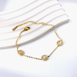 Bracelet en acier inoxydable doré avec trois pierres œil de chat carrées et fermoir mousqueton