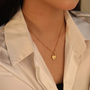Collier avec pendentif cadenas coeur vintage en acier inoxydable plaqué or 18 carats