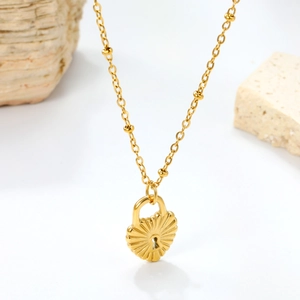 Collier en acier inoxydable plaqué or 18 carats avec pendentif en forme de cœur