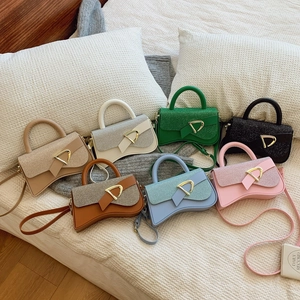 Sac bandoulière rigide avec base incurvée et boucle D dorée disponible en 7 couleurs