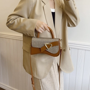Sac selle en cuir marron avec texture tissée, boucle en D et bandoulière réglable