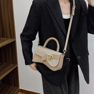 Sac à bandoulière beige moderne avec boucle D dorée et coutures contrastées sur sac boîte