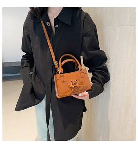 Mini borsa a tracolla marrone con dettaglio cuore traforato e tracolla regolabile sul modello