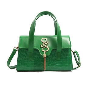 Grüne Handtasche in Krokodil-Optik mit goldenem S-Logo und Quasten-Detail