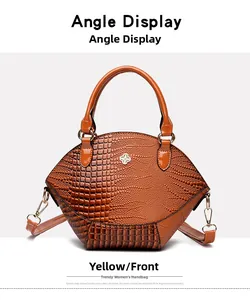 Vue détaillée d'un sac trapèze en relief crocodile avec boucle métallique en trèfle