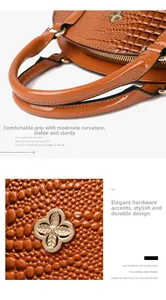 Détail du sac à main orange motif crocodile avec finition vernie et boucle dorée fleur
