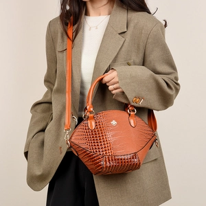 Sac à main coque orange à motif crocodile avec détail fleur et bandoulière amovible