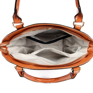 Vue de l'intérieur du sac orange aspect crocodile avec doublure grise et poches zippées