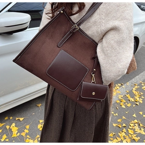 Détail d'un grand sac cabas marron avec un petit porte-monnaie en décor d'automne
