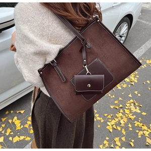 Grand sac fourre-tout marron avec coutures contrastées blanches et petite pochette