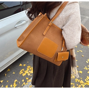 Détail du grand sac cabas en feutre marron avec petite pochette assortie en cuir