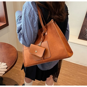Détail du sac cabas marron caramel avec surpiqûres et mini pochette pour monnaie