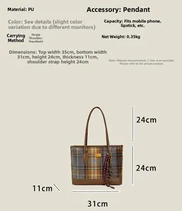Vue détaillée du cabas à carreaux montrant la texture en cuir PU et le gland élégant
