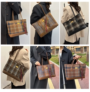 Détail du sac cabas à carreaux avec lanières en cuir et breloque clé décorative