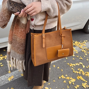 Grand sac cabas en daim marron avec porte-monnaie assorti dans un décor d'automne
