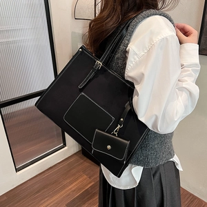 Grand sac cabas noir avec coutures contrastées blanches et petit porte-monnaie