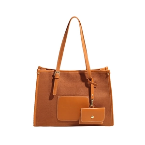 Sac fourre-tout marron minimaliste en daim avec détails de rivets dorés élégants