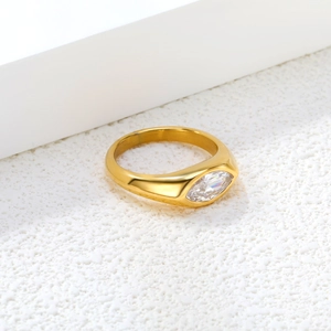 Dettaglio macro dell'anello in acciaio dorato con zircone taglio marquise