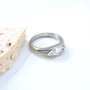 Dettaglio anello in acciaio argento con zircone taglio marquise su pietra naturale