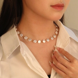 Franse retro parelketting met platte kralen aan gouden ketting voor elegante dames