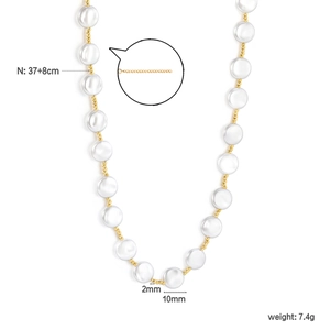 Detailansicht der Perlenkette mit goldenen Perlen und 10mm weißen Perlen mit Maßen