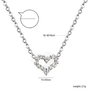 Detail view of heart pendant necklace with dimensions 11x10mm and 42+5cm chain length
