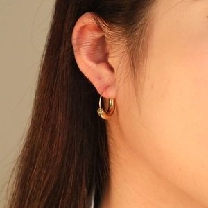 Créoles géométriques minimalistes dorées pour femmes avec finition en métal poli lisse