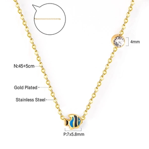 Détail du collier arête de poisson doré avec cristal et mesures en acier inoxydable