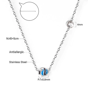 Détail du collier poisson en acier inoxydable avec émail bleu et pierre de zircone