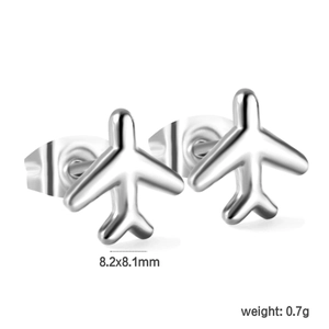 Détail macro de boucles d'oreilles avion argentées avec dimensions 8,2x8,1mm et poids 0,7g