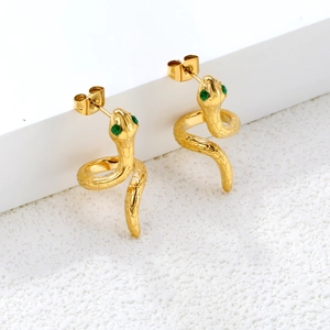 Orecchini a serpente dorati con occhi in zircone verde e trama a scaglie fine