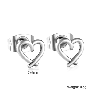 Détail des boucles d'oreilles en forme de cœur argenté avec dimensions 7x6mm