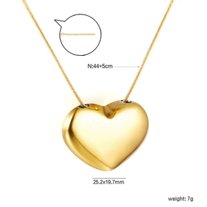 Detailed view of gold heart pendant with 25.2x19.7mm dimensions and 44+5cm snake chain