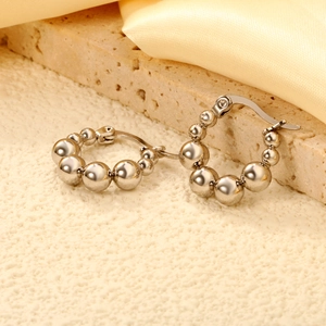 Boucles d'oreilles créoles argentées avec billes dégradées sur pierre texturée