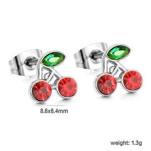 Detailansicht der Kirsch-Ohrstecker mit roten und grünen Kristallen, Größe 8,6x8,4 mm