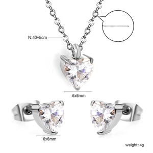 Détail d'un ensemble bijoux cœur en argent avec zircons incluant dimensions et poids