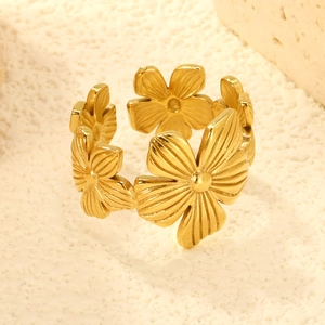 Bague fleur dorée ajustable en acier inoxydable avec texture de pétales brossés