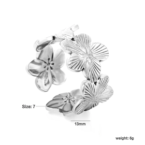 Détail de la bague fleur argentée montrant la largeur de 13mm et la taille de bague 7
