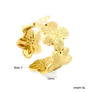 Détail d'une bague fleur dorée avec pétales brossés et dimensions de taille 7