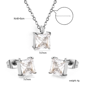 Set gioielli in acciaio con collana pendente in zircone quadrato e orecchini a lobo