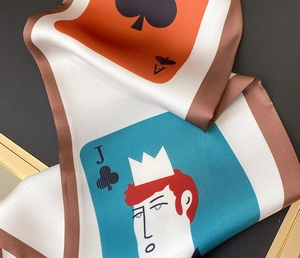 Detailaufnahme eines Seidenschals mit Pokerkarten-Print und edler Satin-Textur