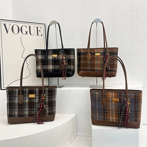 Sacs cabas d'hiver en laine à carreaux en quatre couleurs avec finitions en cuir et logo