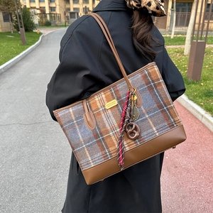 Grand sac cabas en laine à carreaux d'hiver avec garniture en cuir et pendentif