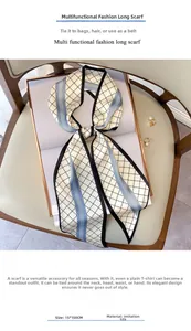 Détail d'un foulard en soie 15x150cm avec rayures sur un livre ouvert avec des perles