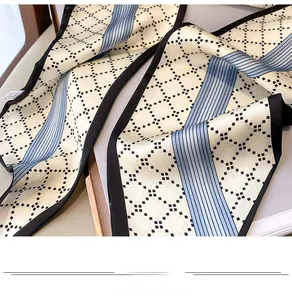 Vue détaillée d'un foulard en soie crème avec motifs de losanges et rayures bleues