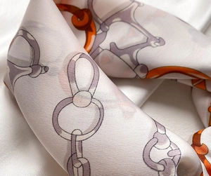 Macro d'un foulard en soie montrant un motif de chaîne élégant et des détails de satin