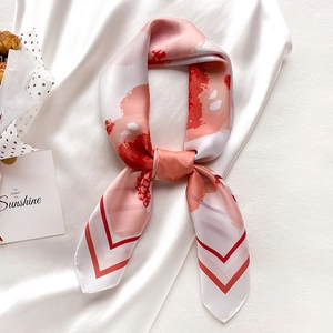 Foulard en soie imprimé abstrait rose et blanc avec motif de chaîne et nœud élégant