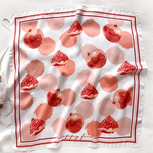 Détail d'un foulard carré en soie avec imprimé grenade et lettrage Happy First