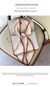 Dettaglio di un foulard in seta 15x150cm con stampa di lettere sopra una rivista retrò